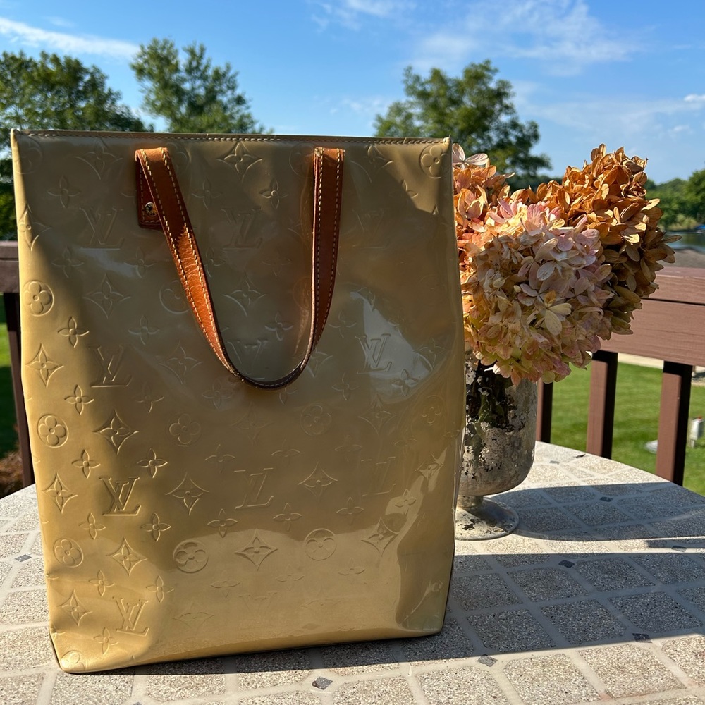 Louis Vuitton Reade Tote Bag MM in Beige Monogram Vernis and Vachetta Leather